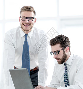 特写 办公室工作场所的业务同事电脑男性商务生意反射合作桌子工人会议员工图片