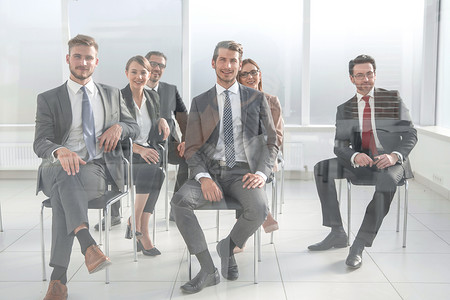 男人和女人排班坐在椅子上会议领带商务商业就业招聘坐姿职员学生候选人背景