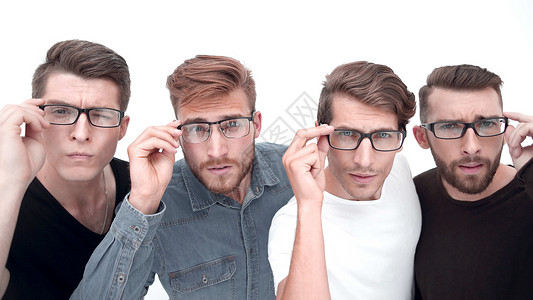 四岁男子与戴眼镜的男子团队专家商务男人相机朋友们简报成人商业学生图片