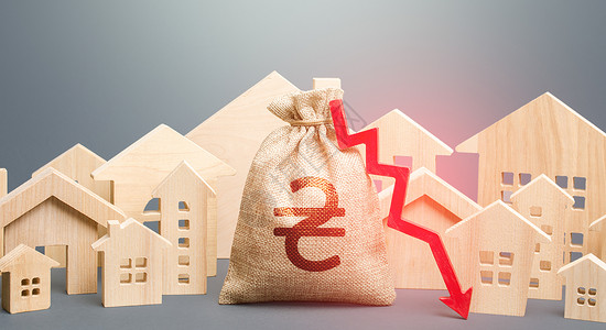 无形资产评估城市住宅楼和带有红色向下箭头的乌克兰格里夫纳钱袋 降低抵押贷款利率 购房需求低 出租公寓的价格下降 低成本房地产背景