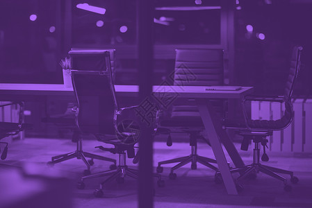 紫色电脑椅空现代办公室工作室扶手椅组织房间椅子公司建筑学电脑玻璃桌子背景