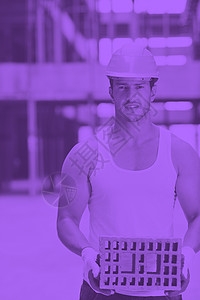 建筑工地的硬体工人微笑工程师工程修理工白色帽子建设者工业劳动男人图片