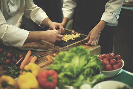 团队厨师和准备饭食的厨师工作职员蔬菜餐饮商业酒店美食食物烹饪职业背景图片
