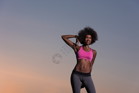 黑人妇女正在做伸展锻炼 放松和温暖训练草地运动员生活活力赛跑者成功运动身体跑步背景图片