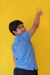 一个快乐年轻男孩画家的肖像衬衫眼睛幸福男性男生青年工作室孩子皮肤刷子图片