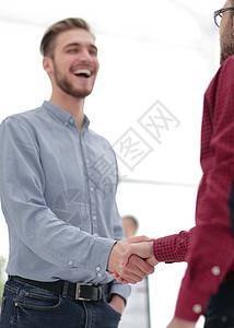 两个商业伙伴握手的肖像图片