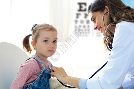 去医生那儿做检查的小女孩 女医生会把孩子的心跳给关起来听诊考试微笑办公室药品医疗女孩医院女士卫生背景图片