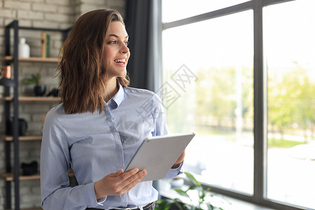 橘色药片一版迷人的笑脸女人 在家庭办公室用平板电脑工作人士女性关系成人工人律师技术求职企业家商务背景