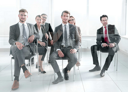 男人和女人排班坐在椅子上人员申请人男人女士生意团体经理职业工作职员背景