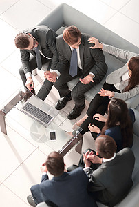 公司团队在办公室里有很高的造势商业五人制学习伙伴欢呼男性小组办公桌女性会议背景图片