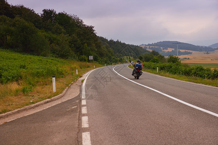 爬坡路穿越绿地的道路地平线蓝色旅行沥青运输天空自由运动交通场地背景