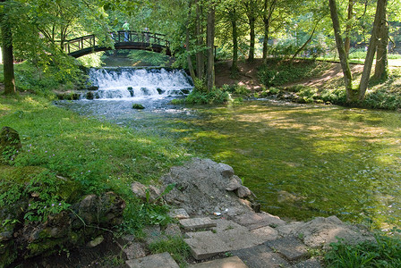 简欧元素木制的带小瀑布假期冒险树叶风景娱乐公园峡谷石头远足背包背景