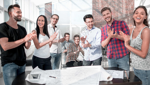 设计组在创作办公室静立跳动了一下企业家男性经理同事团队职场设计师人士商业男人背景图片