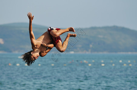 潜水男人男孩跳海地平线蓝色游泳空气青年潜水活力自由乐趣海洋背景