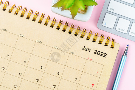 1月2022日 带有键盘计算机的桌面日历背景图片