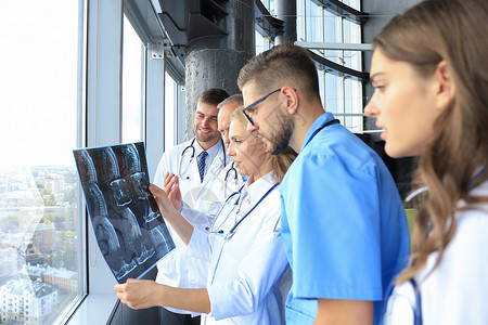 一组医生在医院检查X光片病人团体保健全科医务人员医师职员工作x光博士图片