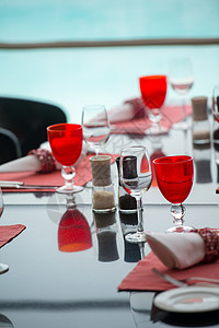 餐厅的餐桌设置接待反射宴会桌子环境午餐奢华玻璃刀具用餐图片