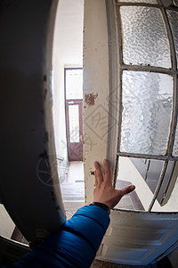 男人打开大楼的大门房子夹克公寓服务员木头蓝色成人建筑金属入口背景图片