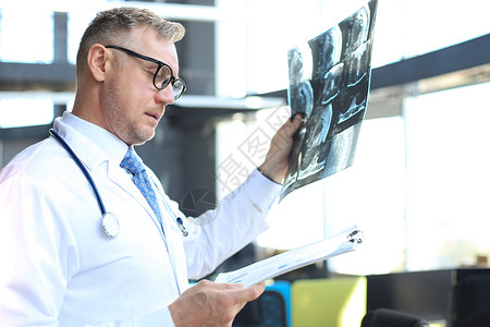 医生治疗师仔细看X光片x光疾病x射线援助卫生专家医生病人医院外科图片