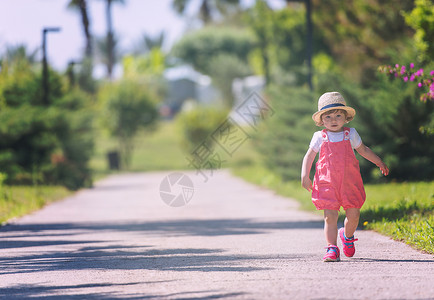 小女孩在夏天公园跑来跑去朋友们女性喜悦童年快乐闲暇团队幸福帽子女儿背景