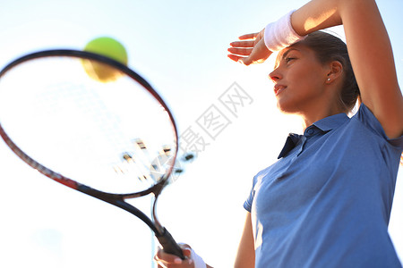 玩网球女孩美丽的网球员在网球场上为球效力锻炼女性球拍游戏法庭娱乐运动成人训练身体背景