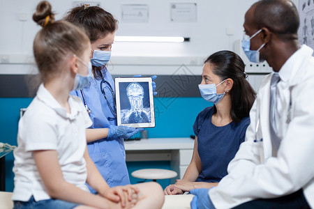 儿科女护士 分析病人的放射线学 讨论保健治疗问题图片