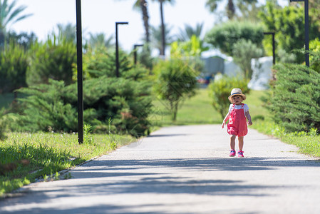 女孩与小白鹿小女孩在夏天公园跑来跑去团队女孩微笑女性跑步孩子乐趣友谊童年幼儿园背景