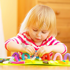 小女孩玩阿普林的女孩童年学校幼儿园游戏孩子橡皮泥手工乐趣材料图片