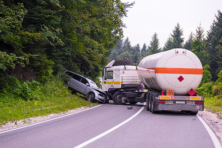 公路车事故驾驶安全的高清图片