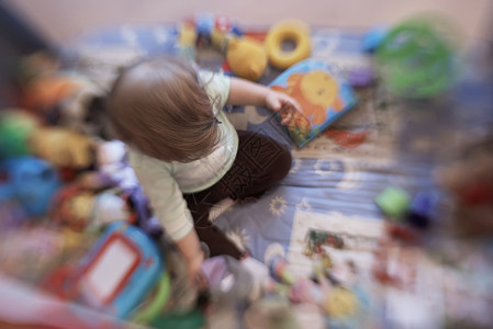 在流动床上玩耍的可爱小宝宝生活孩子女儿脚步家庭女孩身体教育皮肤新生图片