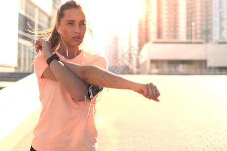 满立减活动年轻有吸引力的运动少女在户外暖身 在城市做伸展闲暇跑步运动员训练慢跑者灵活性女士身体女性肌肉背景