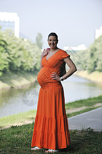怀孕期裙子母性姿势妈妈婴儿微笑女孩草地娱乐父母图片