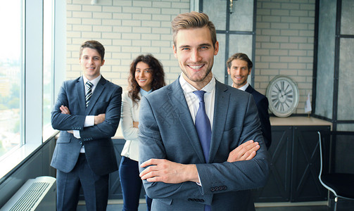 年轻的商务人士和他关于背景的学术会议一起在办公室里站着同事女性企业家商务团体团队管理人员专家快乐成功背景图片