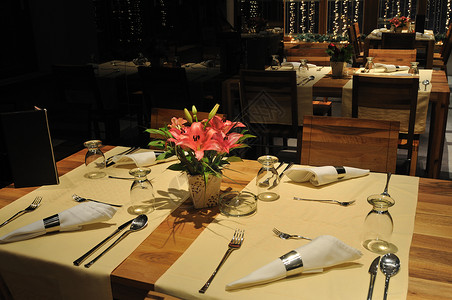 现代室内式现代餐饮餐巾酒吧自助餐暖光建筑奢华用餐椅子蜡烛客人图片
