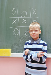 小学一年级数学班快乐的年轻男孩微笑班级男性考试思考绿色教育测试课堂男生背景图片