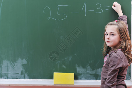 读数学课的快乐女学生黑板眼睛孩子桌子科学知识学习训练家庭作业班级背景图片