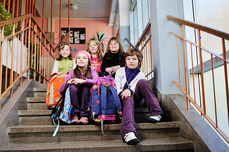 在校中快乐儿童群体友谊楼梯学校小学生青年课堂老师女孩班级手臂图片