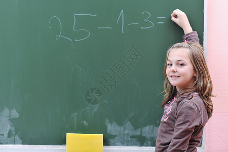 读数学课的快乐女学生小学生女性手表孩子女孩家庭作业眼睛桌子游戏小学背景图片