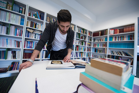 土耳其人打在学校图书馆学习的学生人数贮存胡须大学档案考试图书馆观念商业男人青少年背景