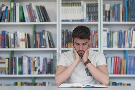 在学校图书馆学习的学生人数大学工作考试贮存档案阅读数据库学校知识教育图片