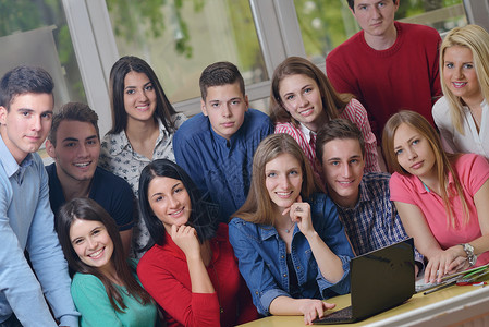 学校中的青少年群体课堂多样性喜悦电脑微笑同学大学中学乐趣班级图片
