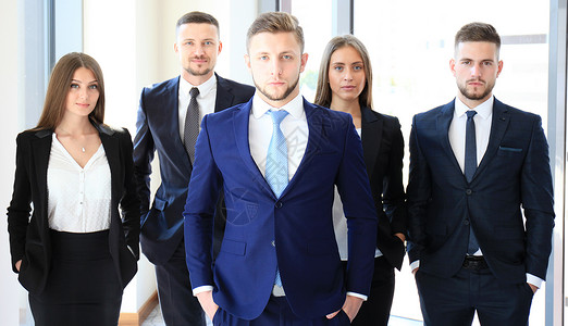 年轻的商务人士和他关于背景的学术会议一起在办公室里站着男性工作团体桌子伙伴经理专家合作职场成人背景图片