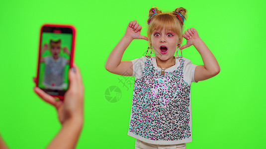 绿屏素材跳舞为社交媒体网络 儿童舞蹈 滑稽博客制作时尚舞蹈录像的时髦女孩绿色视频微笑互联网广告记录爱好溪流色度孩子们背景