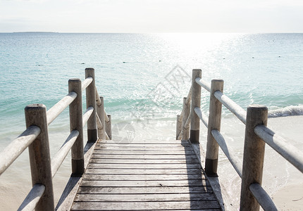 木制楼梯岛美丽的热带热带步骤 进入绿绿海滨水天堂闲暇海岸海景码头晴天风景海浪支撑旅行背景