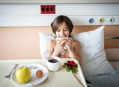 苹果8手机样机睡在医院的小可爱男孩病人食物午餐药品孩子说谎疾病童年盘子病床背景