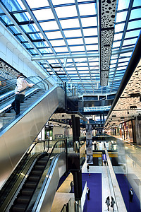 购物商场购物者旅行大厅零售画廊贸易人群中心建筑学楼梯图片