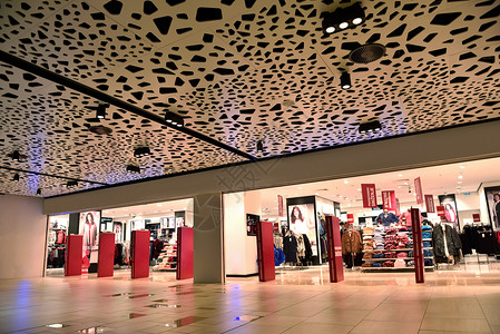 购物商场中心场景自动扶梯经济店铺商品建筑人群大厅购物者图片