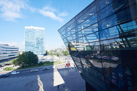 现代玻璃建筑摩天大楼商业投资景观中心窗户天空反射建筑学生长图片