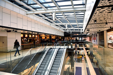 购物商场建筑贸易通道自动扶梯零售人群销售旅行展示顾客图片