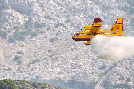 飞机放水着火海洋灾难天空行动消防队员海滩农村钻头蓝色背景图片